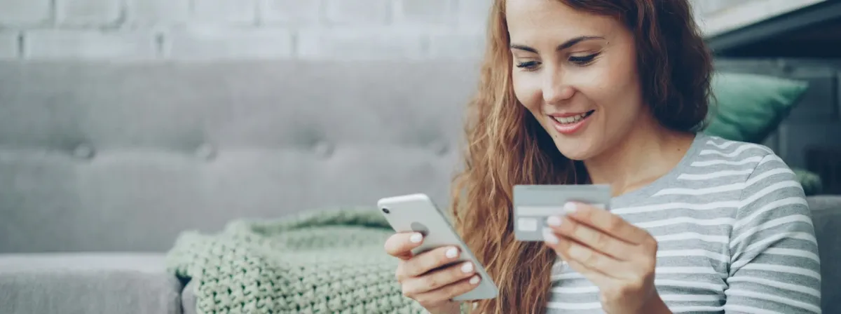 KYC real-time: woman holding a mobile making a banking payment